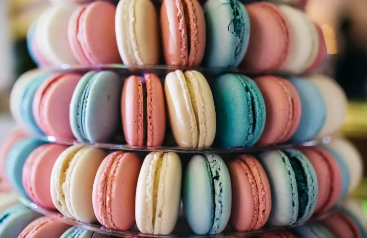 Pyramid of pink, white and blue macaroons