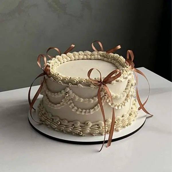 Classic Lambeth Celebration Cake From £125 6 Classic Lambeth Celebration Cake From £125