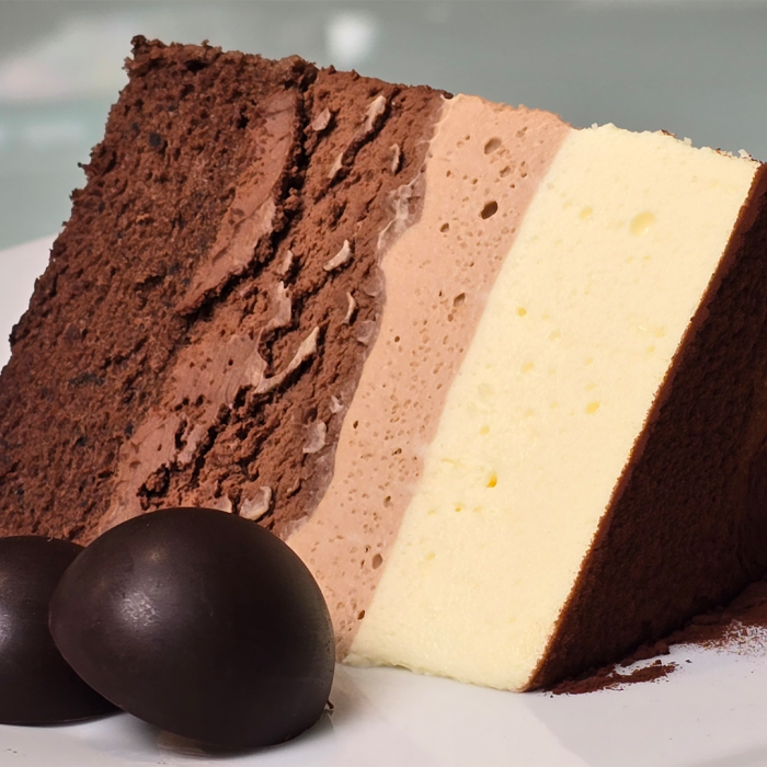 Handcrafted luxury cake at Mooies Atelier London